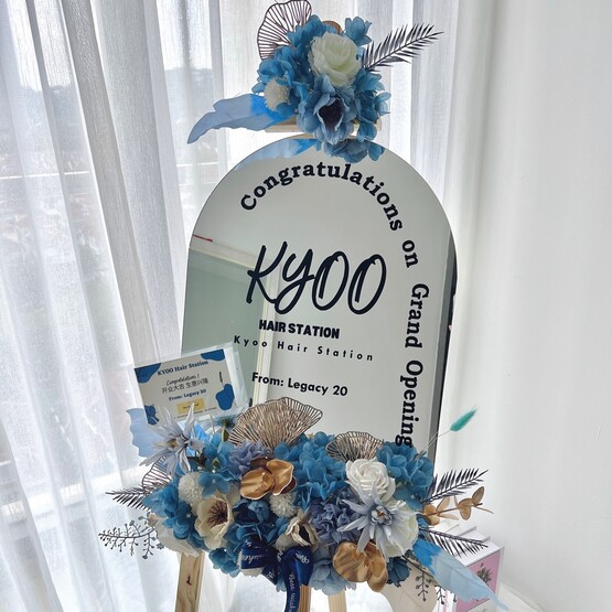 Endless sky blue opening mirror flower stand