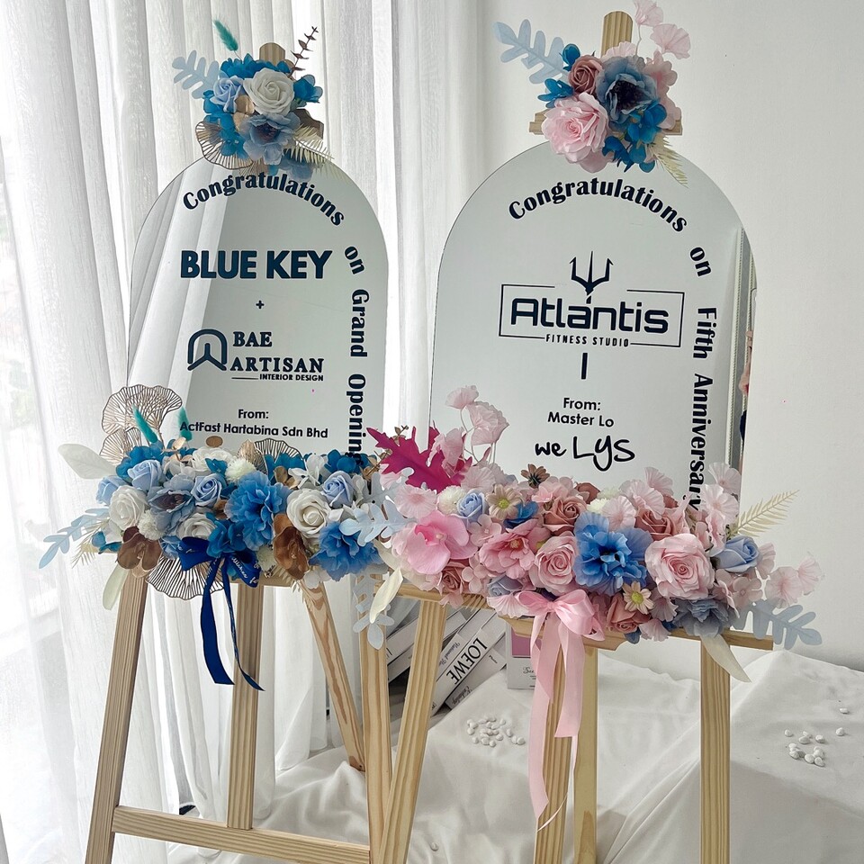 Pastel theme opening mirror flower stand