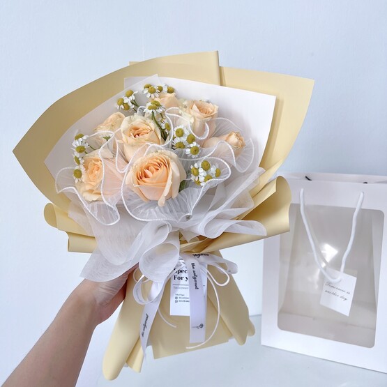 Champagne roses w chamomile bouquet