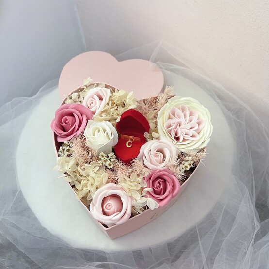 Soft Love flower gift box 